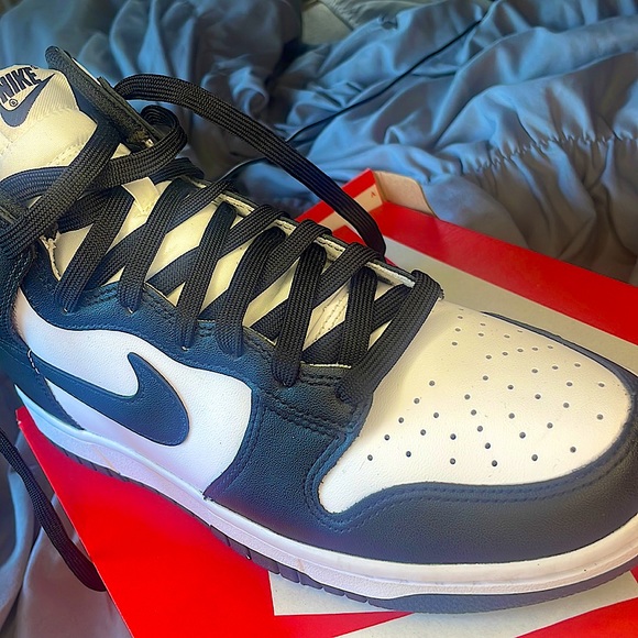 They are high top panda dunks - Picture 4 of 5